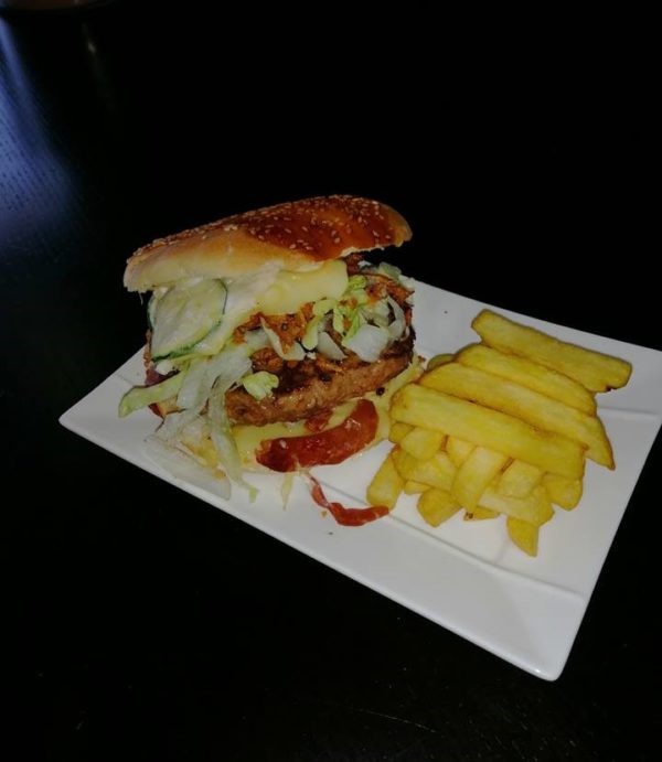 Un burger à base steak haché, préparé par La Mie Dinette.