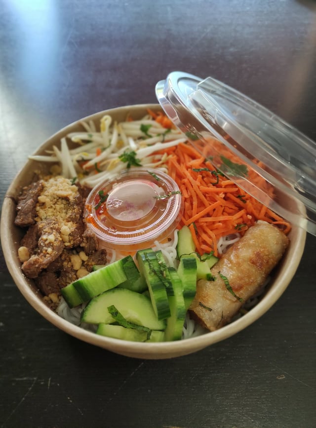 Vermicelle de riz, soja, concombre, carottes râpées, bœuf, nem de porc et sa sauce Nuoc-mâm.