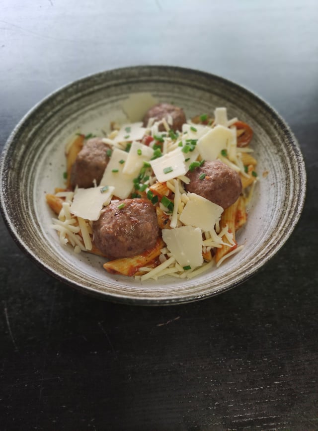 Boulettes de bœuf sauce tomate, wok de courgettes. Servi avec des Cellentani.