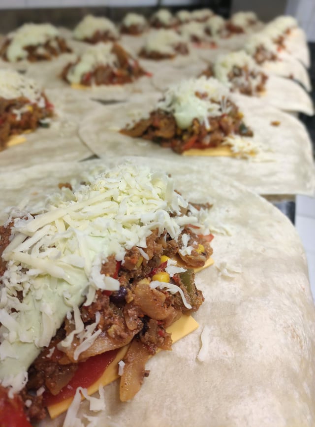 Viande hachée, poivrons, oignons, haricots rouges, tomates, guacamole. Servi avec ses pommes de terre au four.