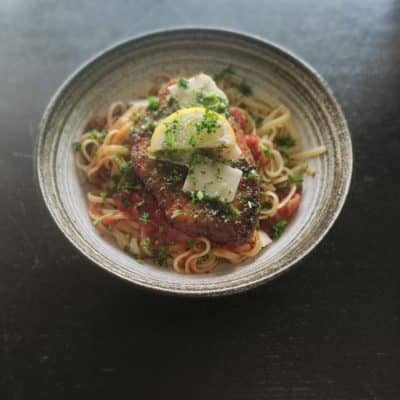 Une belle assiette généreuse composée d'une escalope milanaise et de ses linguines.