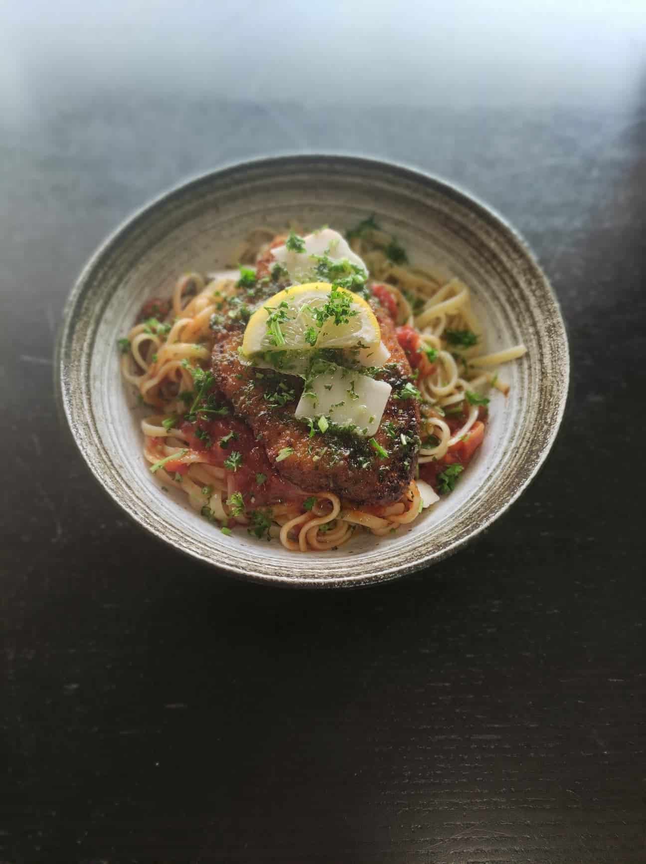 Une belle assiette généreuse composée d'une escalope milanaise et de ses linguines.