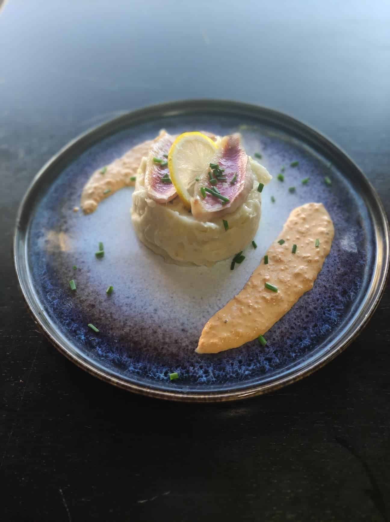 Un délicieux filet de rouget avec sa sauce au chorizo et son écrasé de pommes de terre.