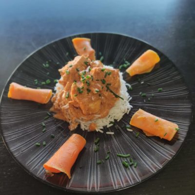 Un délicieux mafé au poulet servi sur son riz basmati.