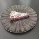 Une part de moelleux au chocolat disposé dans une assiette.
