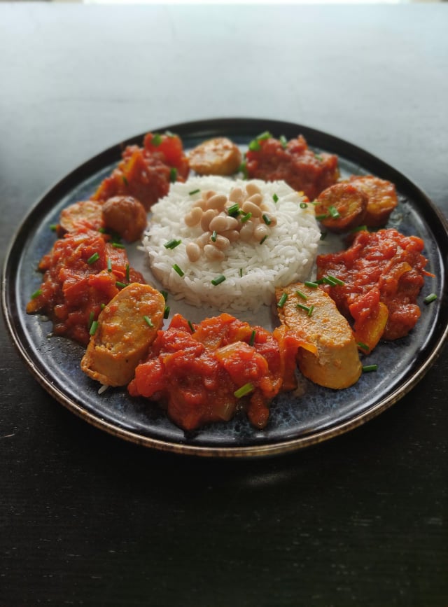 Saucisses de Toulouse avec des saucisses fumées, sa sauce curcuma, ses tomates, et ses haricots blancs préparé par La Mie Dinette.
