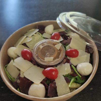 Une salade à base de fusilli au pesto, préparé par La Mie Dinette.