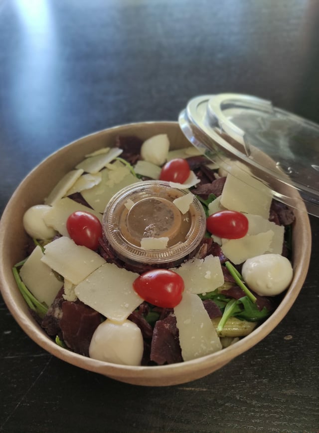 Une salade à base de fusilli au pesto, préparé par La Mie Dinette.