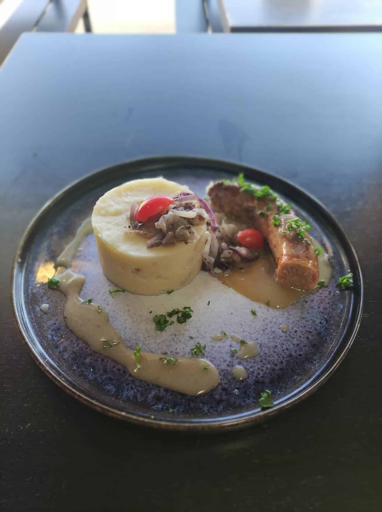 Un plat simple mais tellement bon écrasé de pommes de terre avec une saucisse au couteau.