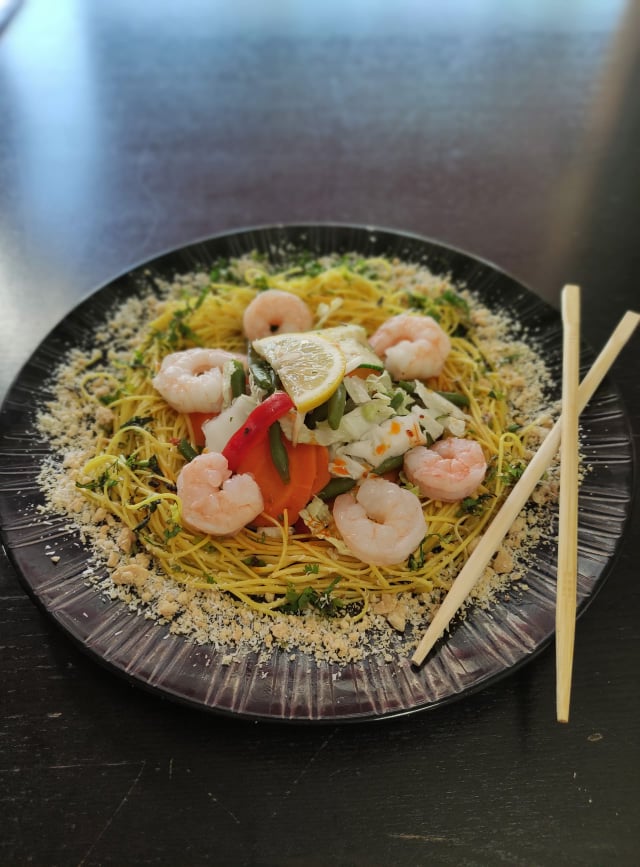 Un wok à base poulet ou de crevettes ou crevettes, préparé par La Mie Dinette.