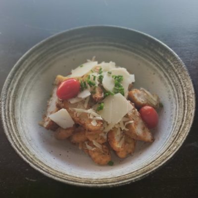 Gnocchi à la crème de tomate basilic et son poulet croustillant préparé par La Mie Dinette.