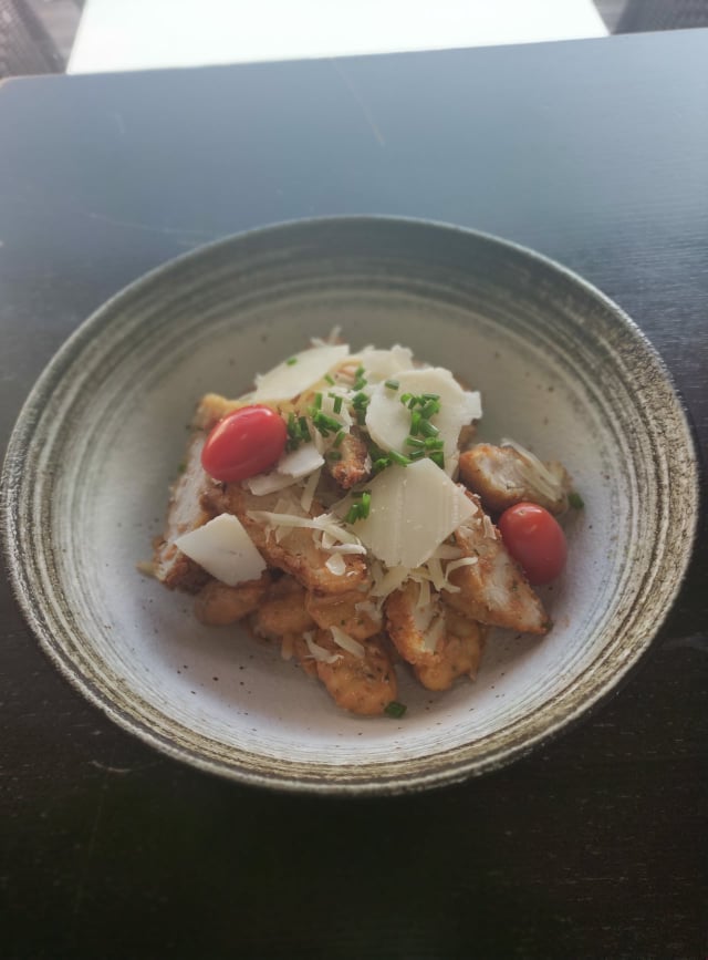 Gnocchi à la crème de tomate basilic et son poulet croustillant préparé par La Mie Dinette.