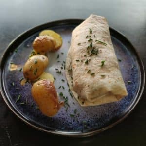 Le wrap au poulet croustillant avec une sauce au poivre, ou tandoori en fonction du choix du jour du Chef.