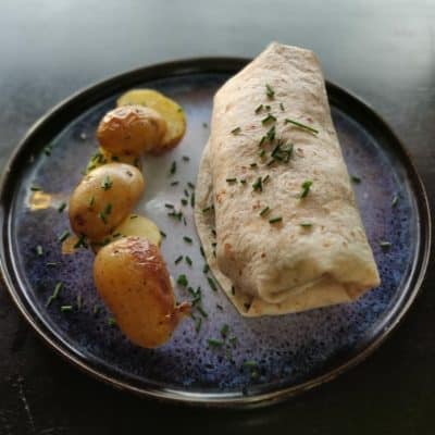 Le wrap au poulet croustillant avec une sauce au poivre, ou tandoori en fonction du choix du jour du Chef.