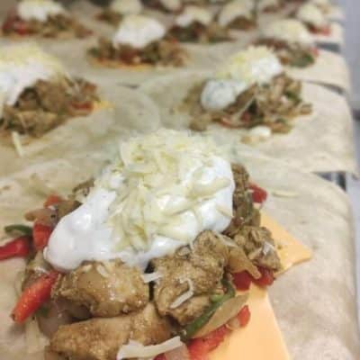 La Mie Dinette vous a cuisiné un wrap au poulet, elle le cuisine également avec de la viande Kebab.