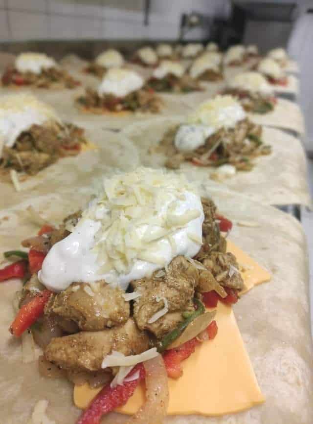 La Mie Dinette vous a cuisiné un wrap au poulet, elle le cuisine également avec de la viande Kebab.