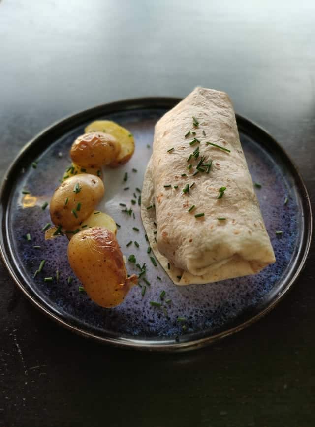 Le wrap au poulet croustillant avec une sauce au poivre, ou tandoori en fonction du choix du jour du Chef.