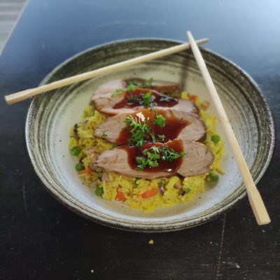 Un délicieux plat cuisiné par La Mie Dinette Aix en Provence, le filet mignon laqué et son riz cantonnais.