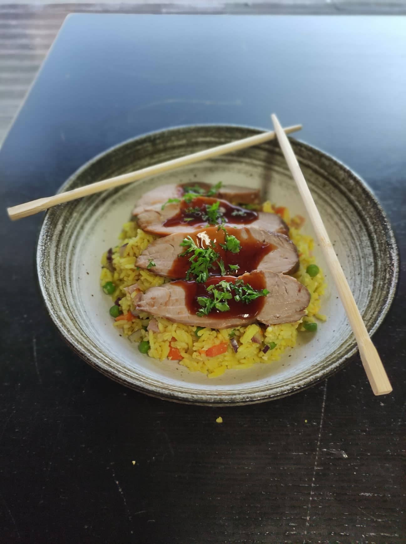 Un délicieux plat cuisiné par La Mie Dinette Aix en Provence, le filet mignon laqué et son riz cantonnais.