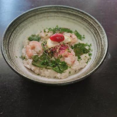 Une sublime assiette d'un risotto aux crevettes proposé par le restaurant La Mie Dinette.