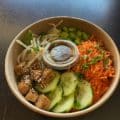 La salade d'été bowl thon, proposée par La Mie Dinette, avec du thon au teriyaki.