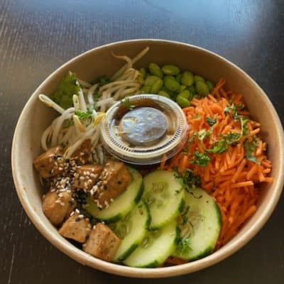 La salade d'été bowl thon, proposée par La Mie Dinette, avec du thon au teriyaki.