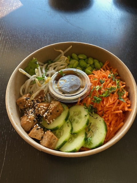 La salade d'été bowl thon, proposée par La Mie Dinette, avec du thon au teriyaki.