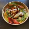 La salade d'été méli-mélo, proposée par La Mie Dinette, avec des tomates et de la mozzarella.
