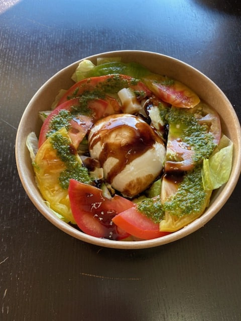 La salade d'été méli-mélo, proposée par La Mie Dinette, avec des tomates et de la mozzarella.