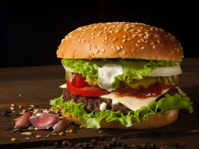 Offre de restauration rapide de La Mie Dinette : hamburger avec steak haché, salade et emmental, gousse d’ail.